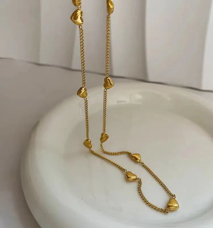 Minimalistische RVS Choker Ketting met Meerdere Hartjes (18K Goud Verguld)