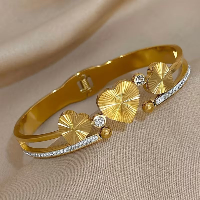 Elegante RVS Bangle Armband – Triple Gold Hearts & Strass